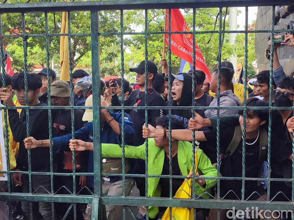 Mahasiswa Ikut Demo May Day di Semarang, Sempat Saling Dorong dengan Polisi