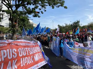 Polda Jatim Pastikan May Day 2024 di Surabaya Aman dan Kondusif Polda Jatim Pastikan May Day 2024 di Surabaya Aman dan Kondusif