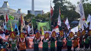 Potret Demo Hari Buruh Sedunia 2024 di Kantor Gubernur Jatim