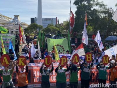 Potret Demo Hari Buruh Sedunia 2024 di Kantor Gubernur Jatim