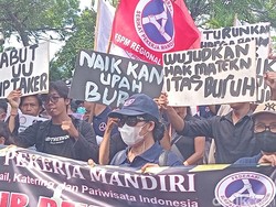 Buruh di Bali Demo Tuntut Hapus Karyawan Kontrak Sektor Pariwisata