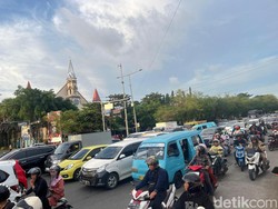 Mahasiswa Demo di Depan Unhas Makassar, Lalin Macet 1,4 Kilometer