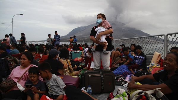 Potret Ratusan Orang Dievakuasi Akibat Erupsi Gunung Ruang
