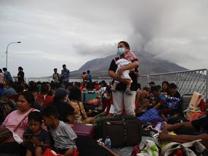Potret Ratusan Orang Dievakuasi Akibat Erupsi Gunung Ruang Potret Ratusan Orang Dievakuasi Akibat Erupsi Gunung Ruang