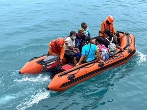 Evakuasi Warga Terdampak Erupsi Gunung Ruang