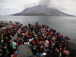 Warga Dievakuasi Imbas Erupsi Gunung Ruang Bertambah Jadi 5.687 Orang Warga Dievakuasi Imbas Erupsi Gunung Ruang Bertambah Jadi 5.687 Orang