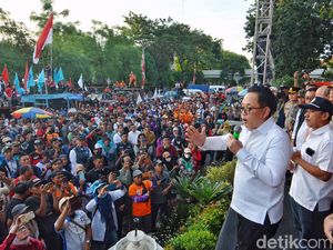 May Day, Pj Gubernur Jatim Potong Tumpeng hingga Rangkul Para Buruh