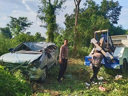 Sopir Belajar Nyetir, Mobil Berisi 1 Keluarga Terjun ke Jurang di Mojokerto