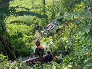Pelajaran dari Innova Terjun ke Jurang Gegara Dikemudikan Wanita Belajar Nyetir Pelajaran dari Innova Terjun ke Jurang Gegara Dikemudikan Wanita Belajar Nyetir