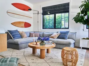6 Inspirasi Ruang Tamu Ala Interior Coastal, Khas Rumah Pesisir Pantai 6 Inspirasi Ruang Tamu Ala Interior Coastal, Khas Rumah Pesisir Pantai