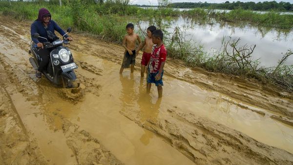 Waduh! Jalan di Muaro Jambi Rusak Parah