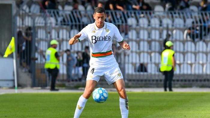 Jay Idzes of Venezia FC is playing during the Serie B BKT match between Ascoli Calcio and Venezia F.C. at Stadio Cino e Lillo del Duca in Ascoli Piceno, Italy, on April 7, 2024. (Photo by Andrea Iommarini/NurPhoto via Getty Images)