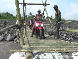 Jembatan Bambu Dibangun Usai yang Lama Putus Diterjang Banjir Lahar Semeru