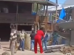 Warga Robohkan Rumah Pelaku Pemerkosaan Siswi SMP di Jeneponto