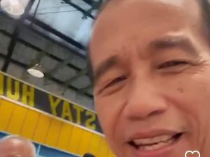 Momen Jokowi Kepedasan Makan Mie Gacoan di Mataram