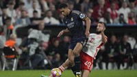 Mazraoui, yang juga pernah dilatih Erik ten Hag di Ajax, diproyeksikan jadi bek kanan utama Man United. Foto: AP/Matthias Schrader