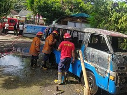 Minibus Hangus Terbakar Saat Parkir di Halaman Rumah