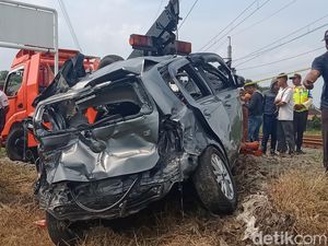 Warga Ceritakan Detik-detik Sedan Tertabrak KA di Klaten Tewaskan 1 Orang