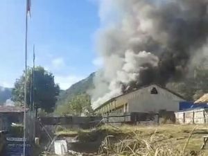 OPM Bakar Bangunan SD di Intan Jaya Usai Tembak Mati Warga OPM Bakar Bangunan SD di Intan Jaya Usai Tembak Mati Warga