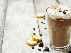 Viral di TikTok Tren Minum Kopi Pisang, Benarkah Menyehatkan?