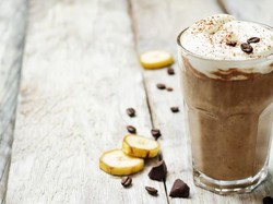 Viral di TikTok Tren Minum Kopi Pisang, Benarkah Menyehatkan?