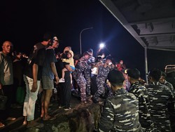 KRI Kakap Evakuasi 123 Warga Pulau Tagulandang Terdampak Erupsi Gunung Ruang