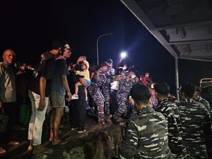 KRI Kakap Evakuasi 123 Warga Pulau Tagulandang Terdampak Erupsi Gunung Ruang KRI Kakap Evakuasi 123 Warga Pulau Tagulandang Terdampak Erupsi Gunung Ruang