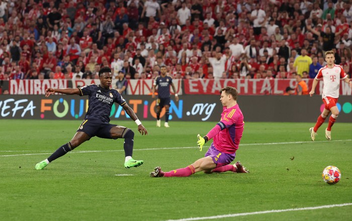 Liga Champions MUNICH, GERMANY - APRIL 30: Vinicius Junior of Real Madrid scores his team's first goal past Manuel Neuer of Bayern Munich during the UEFA Champions League semi-final first leg match between FC Bayern MΓΌnchen and Real Madrid at Allianz Arena on April 30, 2024 in Munich, Germany. (Photo by Alexander Hassenstein/Getty Images)
