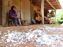 Balon Udara Jatuh Timpa Rumah Warga-Meledak, 4 Orang Terluka