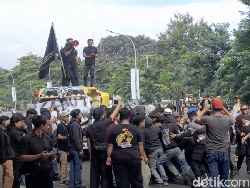 Dicegah Bakar Ban, Mahasiswa Demo Hari Buruh di Makassar Cekcok dengan Polisi
