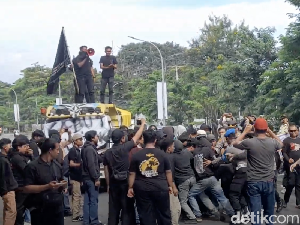 Dicegah Bakar Ban, Mahasiswa Demo Hari Buruh di Makassar Cekcok dengan Polisi Dicegah Bakar Ban, Mahasiswa Demo Hari Buruh di Makassar Cekcok dengan Polisi