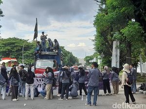 Mahasiswa Makassar Demo Hari Buruh-Hardiknas, Blokade Jalan Sultan Alauddin Mahasiswa Makassar Demo Hari Buruh-Hardiknas, Blokade Jalan Sultan Alauddin
