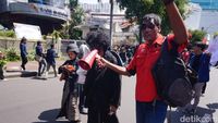 Aksi Teatrikal Warnai Peringatan May Day di Surabaya