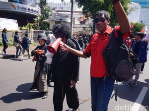 Aksi Teatrikal Warnai Peringatan May Day di Surabaya