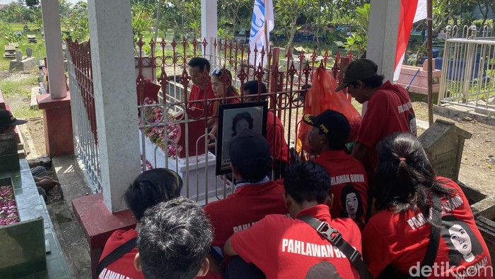 Makam Marsinah di Nganjuk Makam Marsinah di Nganjuk