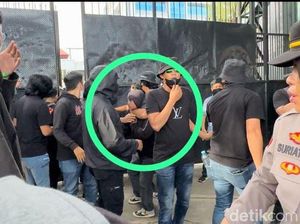 Mahasiswa Demo Hari Buruh di Makassar Cekcok dengan Polisi, 1 Orang Diamankan Mahasiswa Demo Hari Buruh di Makassar Cekcok dengan Polisi, 1 Orang Diamankan