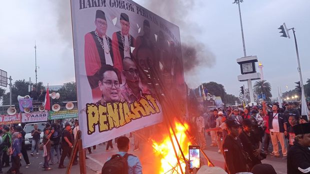 Massa aksi May Day di Patung Kuda bakar poster raksasa