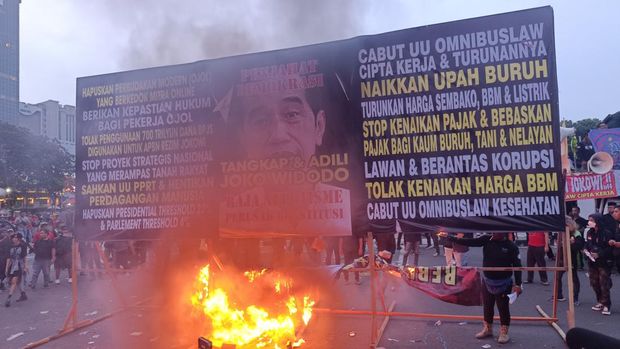 Massa aksi May Day di Patung Kuda bakar poster raksasa