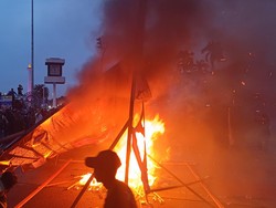 Massa Aksi May Day di Patung Kuda Bakar Poster Raksasa