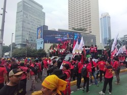 Massa Demo Buruh Bergerak dari Medan Merdeka ke Bundaran HI dan Senayan