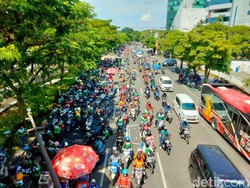 Massa Aksi Hari Buruh Mulai Berkumpul di Frontage Ahmad Yani Surabaya