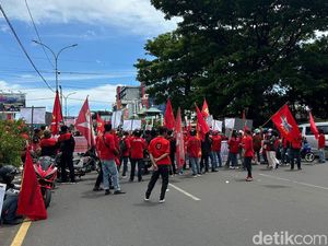 Massa Demo Hari Buruh Mulai Padati DPRD Sulsel, Polisi Berlakukan Contraflow