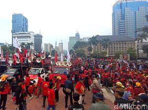Massa May Day Padati Kawasan Patung Kuda, Arus Lalu Lintas Dialihkan Massa May Day Padati Kawasan Patung Kuda, Arus Lalu Lintas Dialihkan