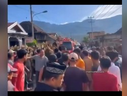 Heboh Mobil Damkar di Bengkulu Dilempari Warga Gegara Telat Datang