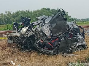Penampakan Toyota Etios Ringsek Seusai Tertabrak KA Argo Wilis di Klaten Penampakan Toyota Etios Ringsek Seusai Tertabrak KA Argo Wilis di Klaten