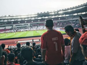 Anies Unggah Momen Nonton Persija di GBK, Pulang Naik MRT