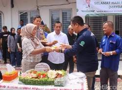 Mayday di Karawang, Buruh Potong Tumpeng-Pasar Murah Rakyat
