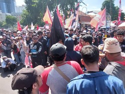 Polisi Amankan 10 Anarko saat Menyelinap Ikut Aksi May Day di Surabaya