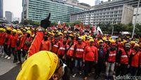 Potret Buruh Penuhi Bundaran HI pada May Day 2024