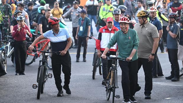 Presiden Joko Widodo bersepeda dan menyapa warga di Mataram, Nusa Tenggara Barat pagi ini.